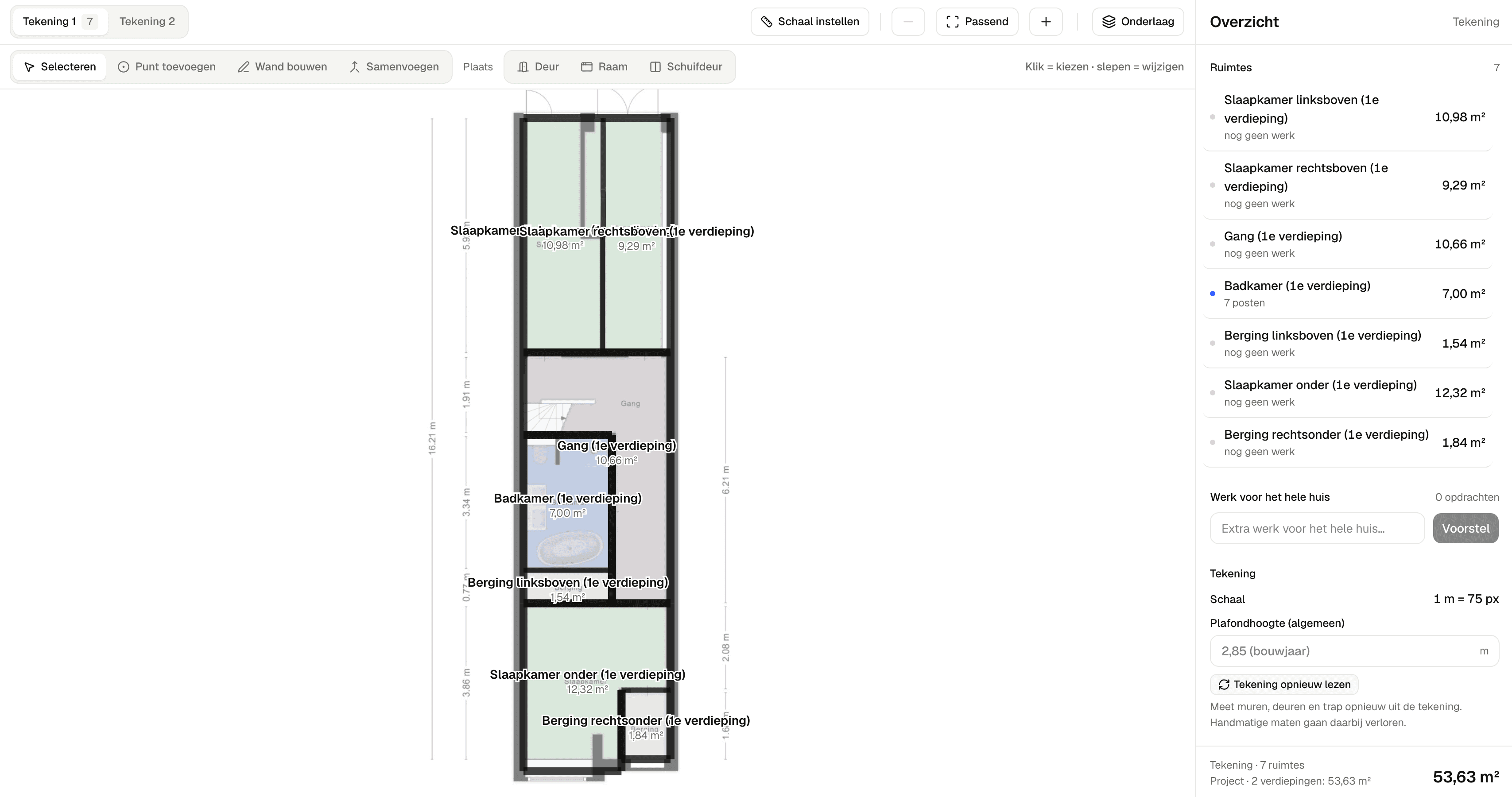 Een ingelezen plattegrond van een eerste verdieping met zeven herkende ruimtes en hun oppervlakte in m², getekende wanden, deuren en ramen, en per ruimte het aantal werkposten.